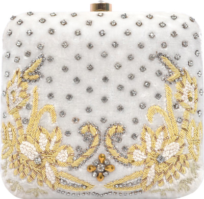 Tooba Handicraft Party White Clutch
Tooba Handicraft Party White Clutch