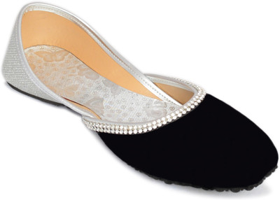 Myra Ethnic Mojaris For Women(Silver