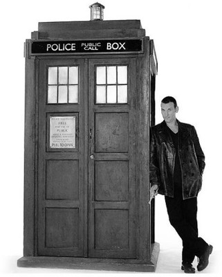 Aabhaas Wall Poster-Doctor-Who-The-Doctor-TARDIS-Christopher-Eccleston Paper Print(12 inch X 18 inch, Rolled)
Aabhaas Wall Poster-Doctor-Who-The-Doctor-TARDIS-Christopher-Eccleston Paper Print(12 inch X 18 inch, Rolled)
