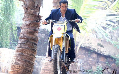 Akhuratha salman-stunt-photos-movie-upcoming-bollywood Wall Poster Paper Print(12 inch X 18 inch, Rolled)
Akhuratha salman-stunt-photos-movie-upcoming-bollywood Wall Poster Paper Print(12 inch X 18 inch, Rolled)