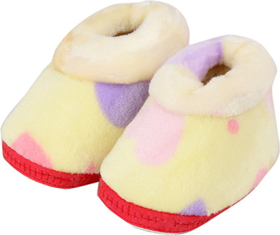 VLS Lifestyle (0-12 M) Velvet Dot Printed Booties(Toe to Heel Length - 11 cm Cream)
VLS Lifestyle (0-12 M) Velvet Dot Printed Booties(Toe to Heel Length - 11 cm Cream)
