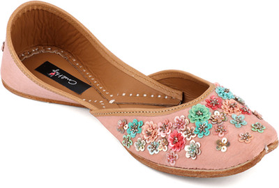 Coral Haze Premium Quality Dupion Women's Punjabi Fashionable Stylish Jutti Peach Bellies For Women(Pink
Coral Haze Premium Quality Dupion Women's Punjabi Fashionable Stylish Jutti Peach Bellies For Women(Pink