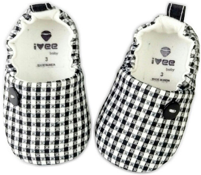 ivee Anti-skid Small checks slip on booties for 12 to 18 months baby Booties(Toe to Heel Length - 15 cm Black)
ivee Anti-skid Small checks slip on booties for 12 to 18 months baby Booties(Toe to Heel Length - 15 cm Black)