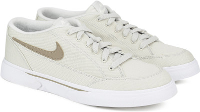 Nike NIKE GTS '16 TXT Sneakers For Men(Off White, Light bone/khaki-sail-white
