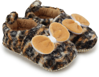 Superminis Baby Girls And Baby Boys Velvet Plain Thick Base Booties/ Shoes With Brown Color Bow Booties(Toe to Heel Length - 11 cm Tiger Print)
Superminis Baby Girls And Baby Boys Velvet Plain Thick Base Booties/ Shoes With Brown Color Bow Booties(Toe to Heel Length - 11 cm Tiger Print)