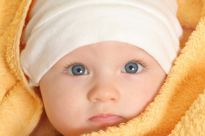 Posterhouzz Baby in yellow blanket Poster Paper Print(12 inch X 18 inch, Rolled)