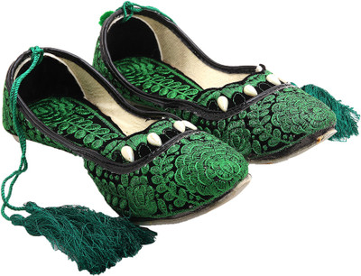 Ridhi Sidhi Appealing Jutis For Women(Black)