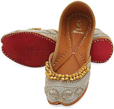 Paduki Ethnic Footwear Jutis For Women(Silver