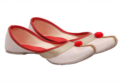 Fashbeat Jutis For Women(Off White, Maroon