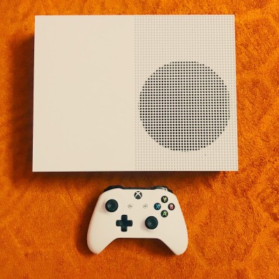 Xbox One S 1TB Minecraft, Sea of Thieves and Fortnite + DCL Pack –