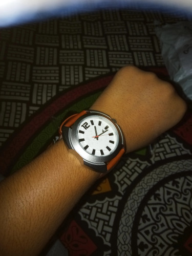 Fastrack Bare Basic 3124SL02 Watch Price in India (2026) - Review ...