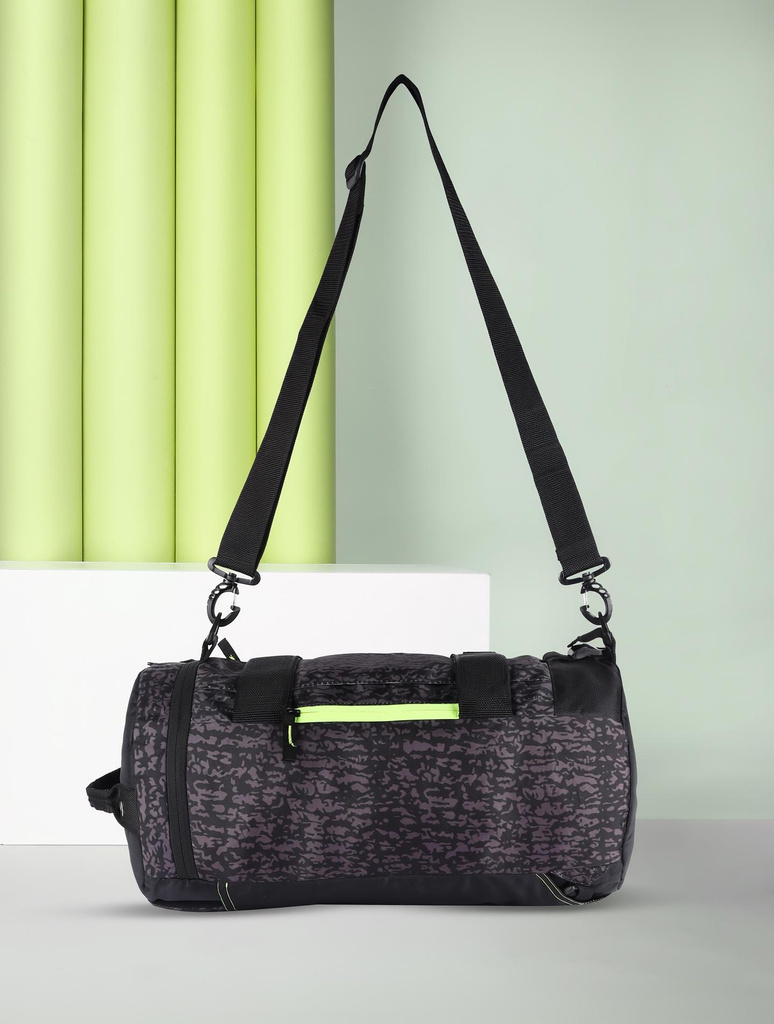 27 L Gym Duffel Bag - CAMO MAXIS - Black