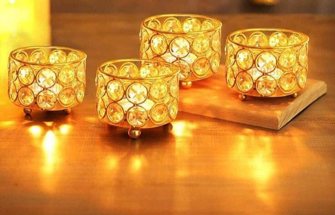 Diwali Gift Ideas : दिवाली के खास मौके अपनों को दें ये गिफ्ट, खुशी से खिल उठेंगे चेहरे