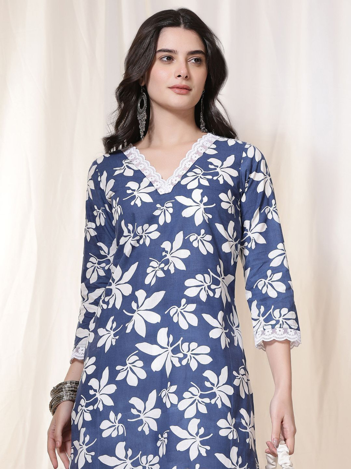 Daevish Women Floral Print Straight Kurta