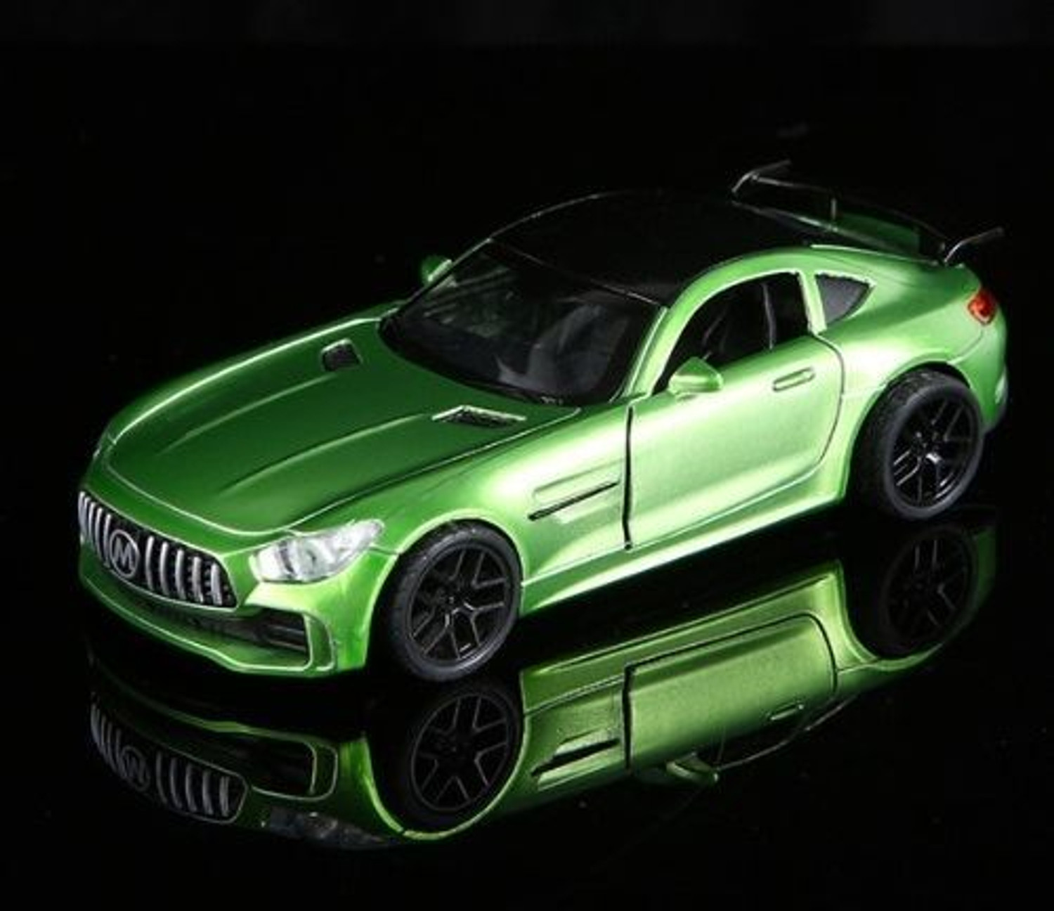 Image of RAMSHREE Premium 1:32 Green Metal Die-Cast Racing Car Toy with Openable Doors (Green)