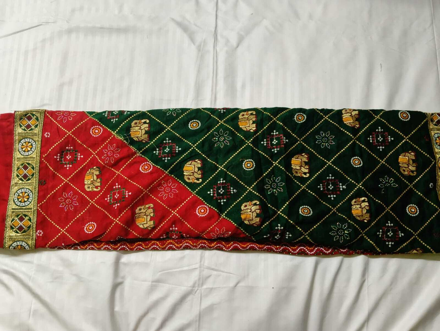 Image of AACHCHHADAN Embroidered, Geometric Print Bollywood Georgette, Art Silk Saree (Red, Green, Gold)