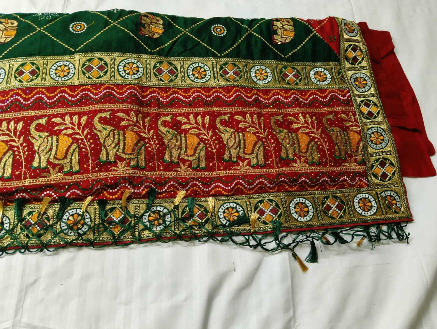Image of AACHCHHADAN Embroidered, Geometric Print Bollywood Georgette, Art Silk Saree (Red, Green, Gold)