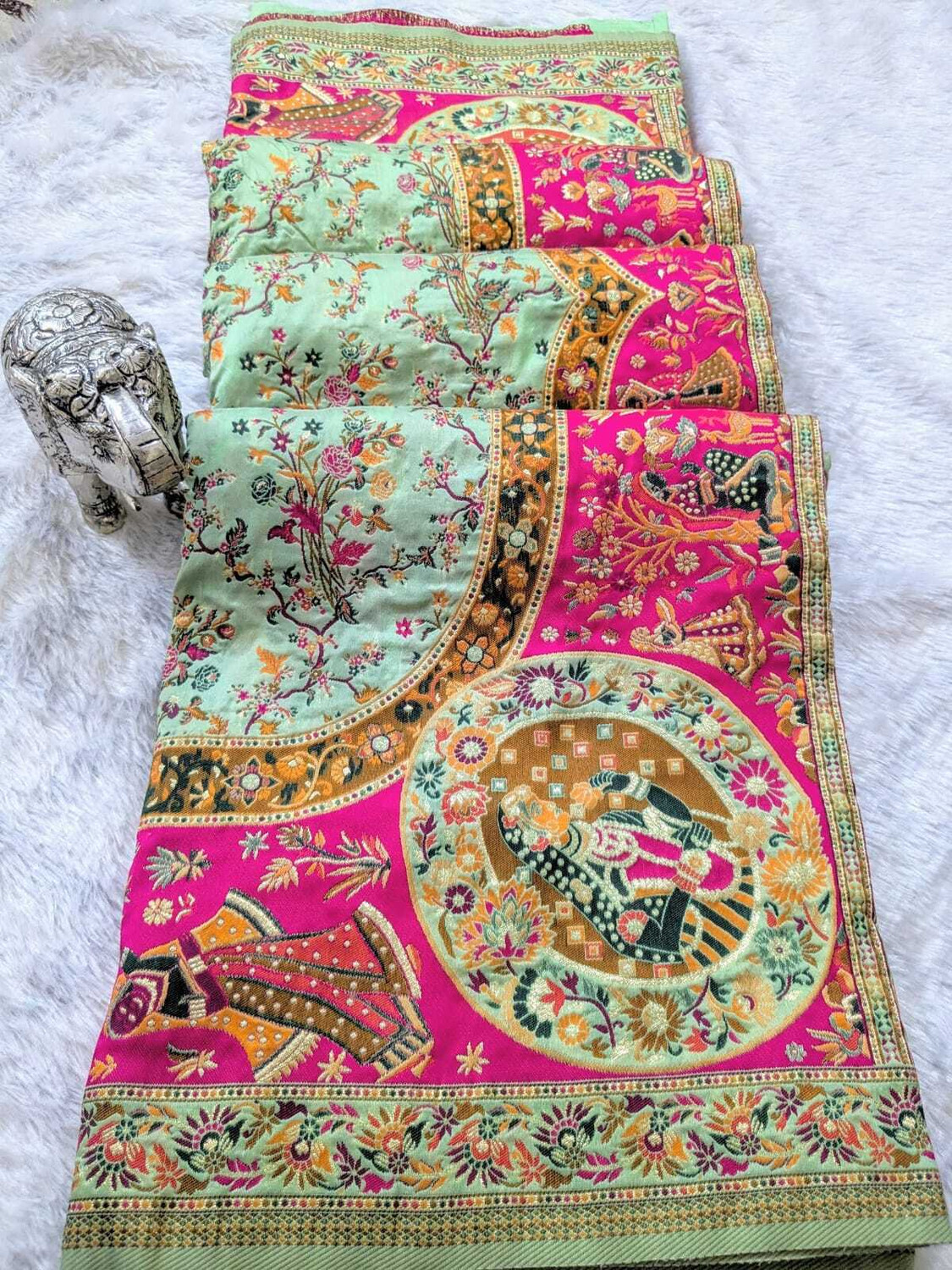Image of AACHCHHADAN Embroidered, Geometric Print Bollywood Georgette, Art Silk Saree (Red, Green, Gold)