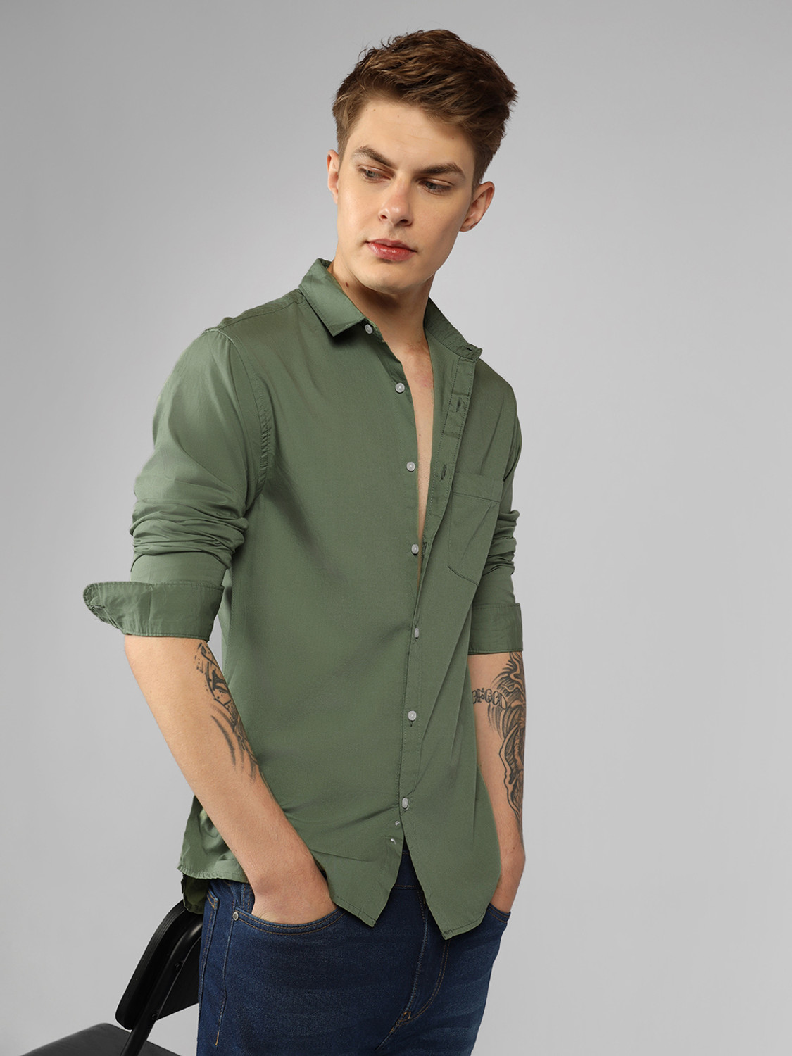Men Slim Fit Solid Slim Collar Casual Shirt