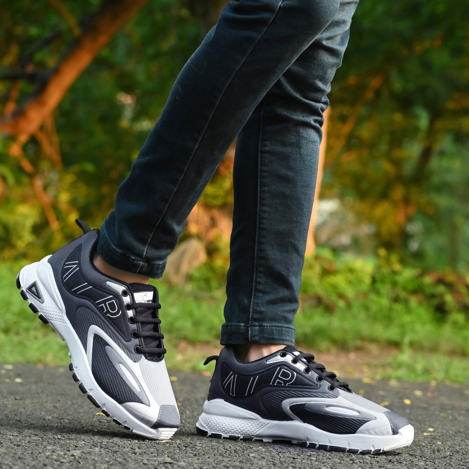 Stylish sports shoes for men online