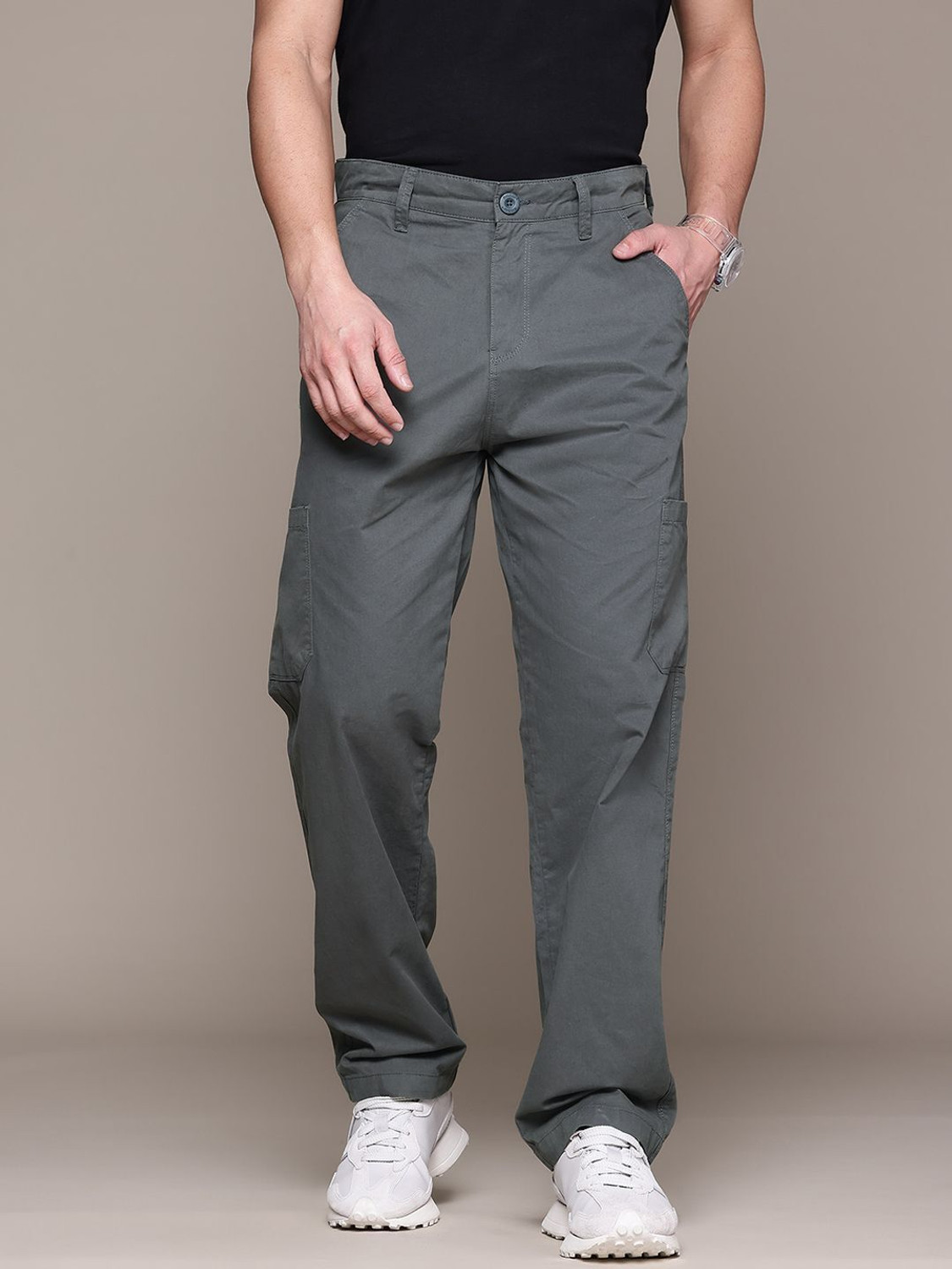 Image of Roadster Men Loose Fit Green Cotton Blend Trousers