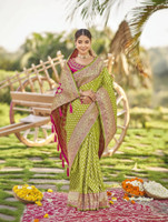 MANOHARI Woven Kanjivaram Jacquard Saree(Green)