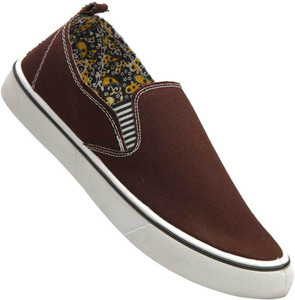 Walkaroo cheap canvas shoes