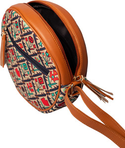 Round shaped outlet sling bags