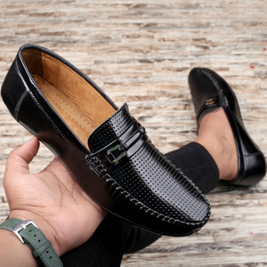 Loafer shoes store with less