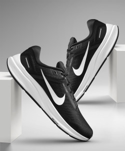 Nike black sales zoom shoes
