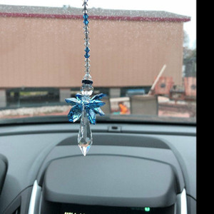 Hanging crystal outlet for car