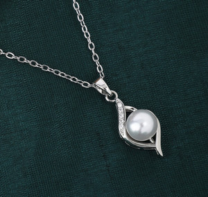Pearl pendant in silver sale
