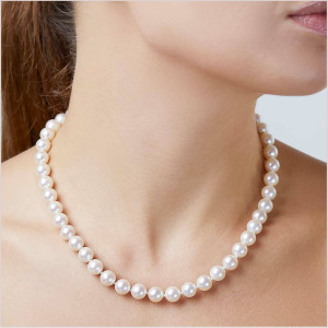 Necklace with white pearl clearance