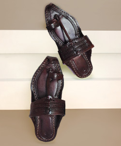 Brown hotsell kolhapuri chappal