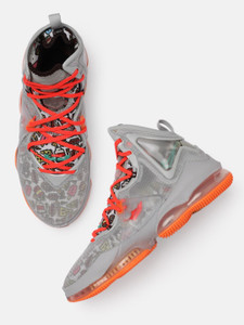 Nike labrons store