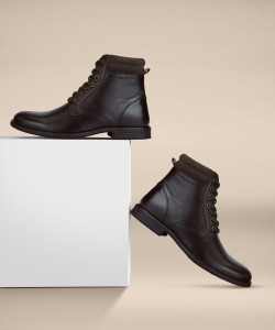 Red tape boots with zip outlet