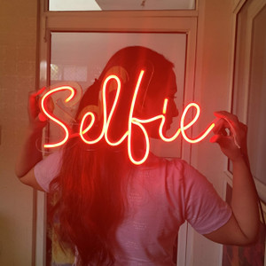 Selfie neon light sale