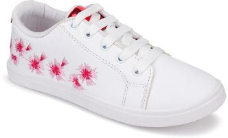 white shoes for girls in flipkart