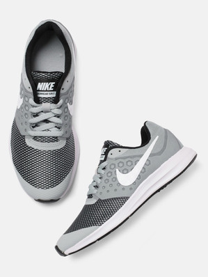 nike slip on sneakers boys