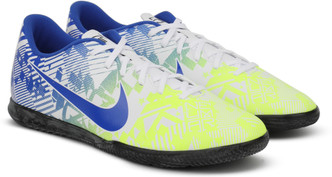 nike studs below 2000