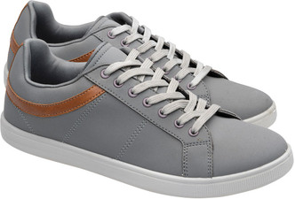 walkaroo black shoes