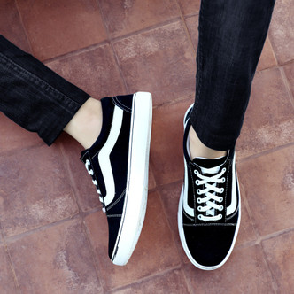 sneakers in black