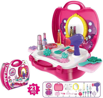 girls pretend play