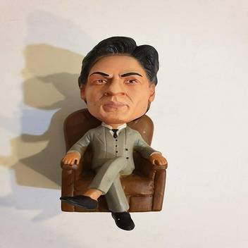 Freakmall Shahrukh Khan Srk Shahrukh Sitting Polystone Natural Colour Figurine Shahrukh Khan Srk Shahrukh Sitting Polystone Natural Colour Figurine Buy Shahrukh Khan Toys In India Shop For Freakmall Products In Король индийского кино, сайт шахрукх кхана, шахрукх кхан, shah rukh khan, шахрух хан, шах рукх хан, shahrukh khan, шарукх кхан, официальный, сайт. flipkart