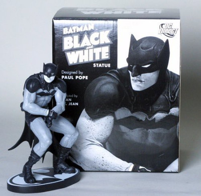 

Diamond Comic Distributors Batman Black & White Statue Paul Pope(Black)