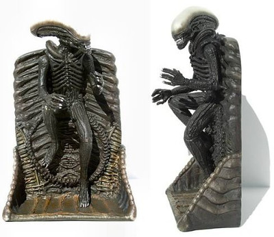 

Alien Standing Wall Relief Antique Finish(Black)