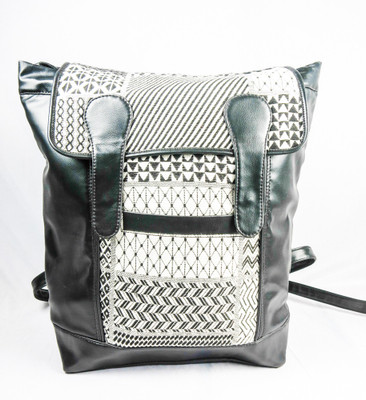 

Harp Noir 15 L Medium Backpack(Multicolor), Black;white
