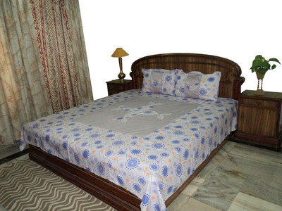 

Amita Home Furnishing 300 TC Cotton Double Floral Bedsheet(Pack of 1, Multicolor)