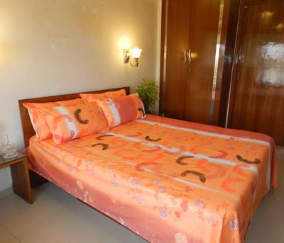 47% OFF on Coco Bee 250 TC Cotton Double Abstract Bedsheet(Pack of 1, Orange)