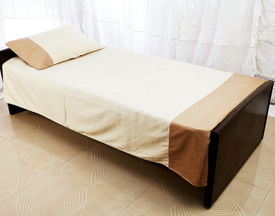 33% OFF on Tangia 300 TC Cotton Single Checkered Bedsheet(1 Bedsheet, 1 Pillow Cover, Brown, Beige)